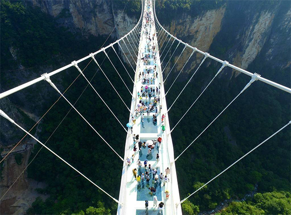 PVC地板十大品牌九瑞挑战张家界大峡谷玻璃桥