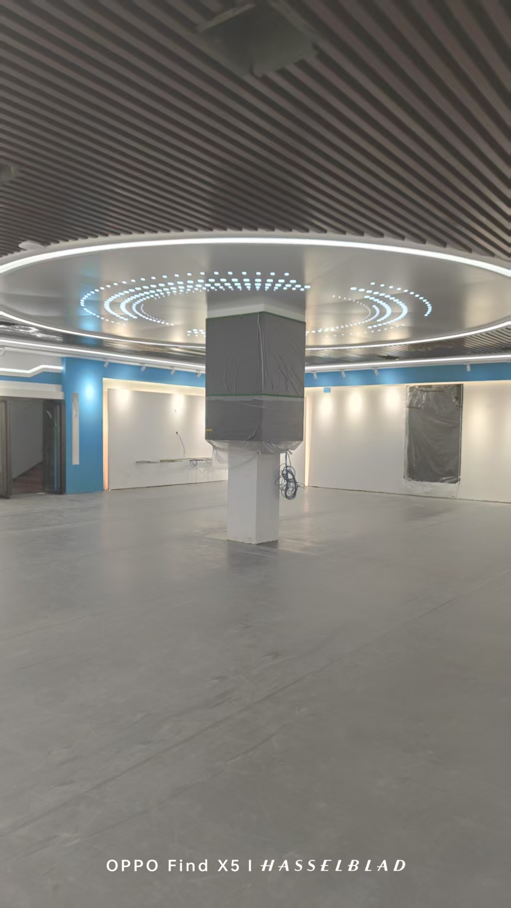 学校展厅PVC地板铺设案例.jpg