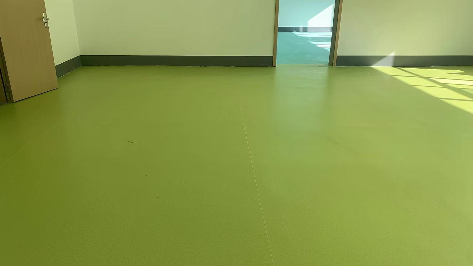 凤凰县某实验学校PVC地板工程案例展示封面