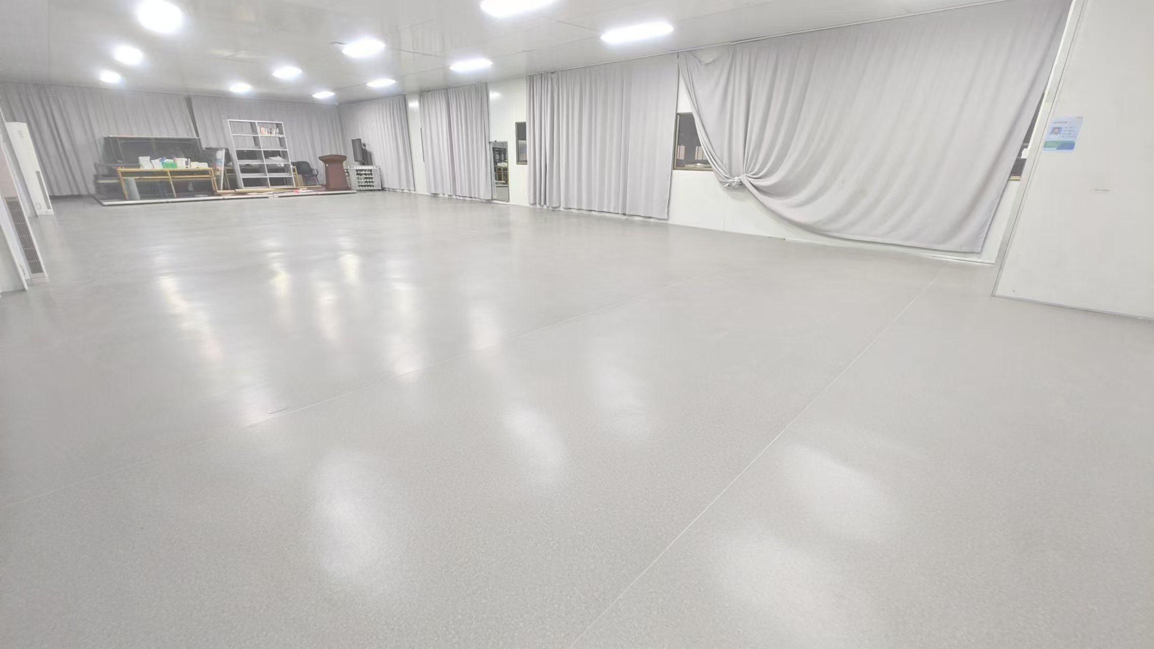 某车企办公区PVC地板工程案例展示封面