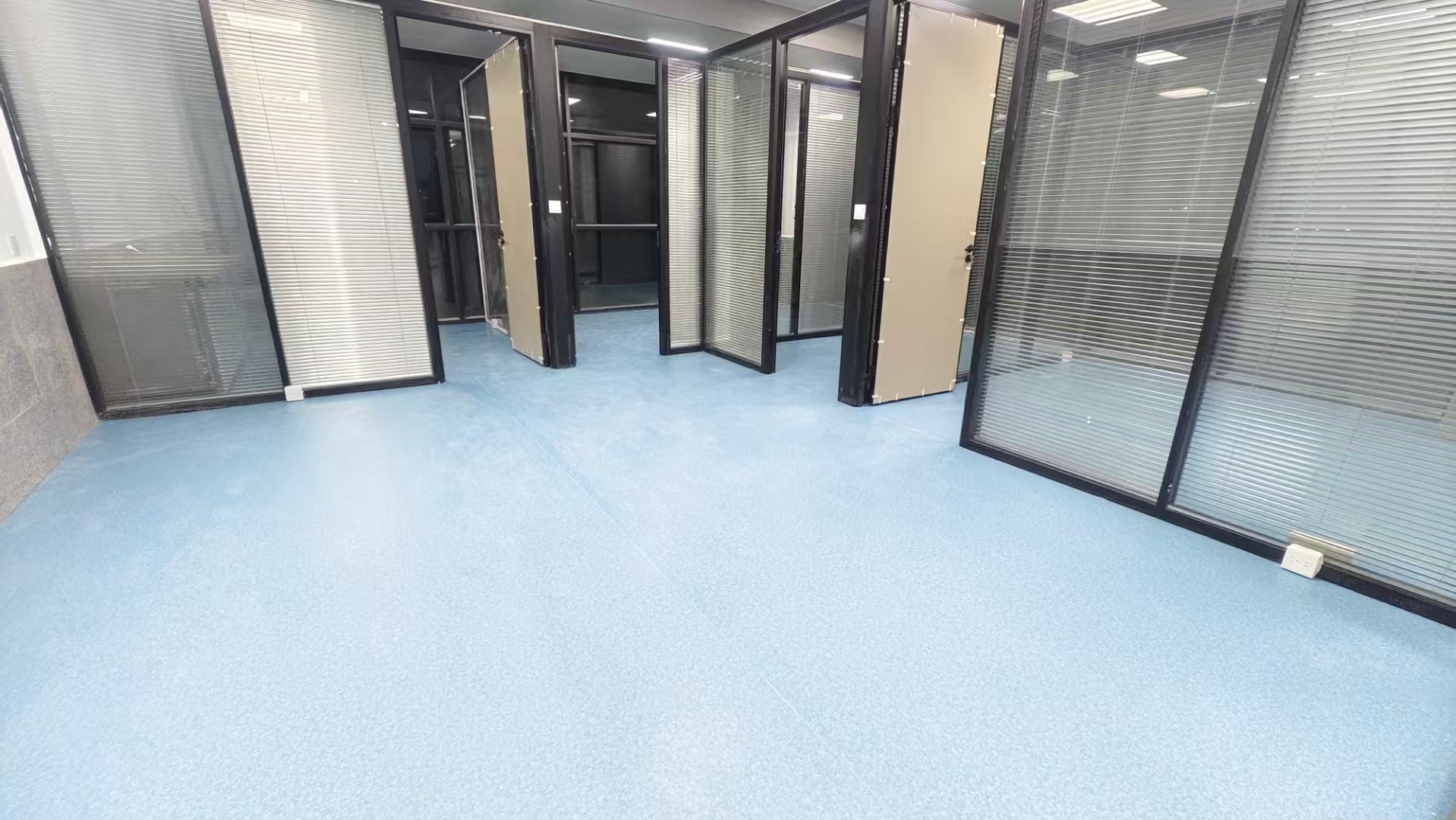 长沙工业学院医务室PVC地板工程案例展示封面